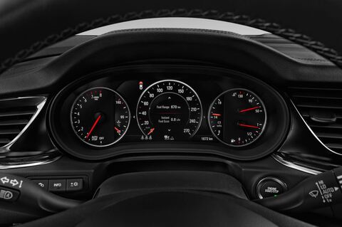 Opel Insignia Grand Sport (Baujahr 2017) Dynamic 5 Türen Tacho und Fahrerinstrumente