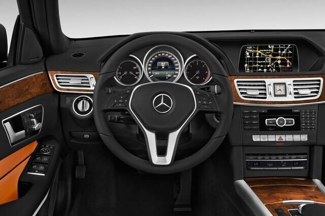 Mercedes E-Class (Baujahr 2015) Elegance 4 Türen Lenkrad