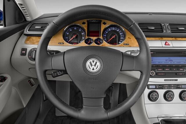 Volkswagen Passat (Baujahr 2010) Comfortline 5 Türen Lenkrad