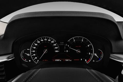 BMW 5 Series Touring (Baujahr 2017) Sport 5 Türen Tacho und Fahrerinstrumente