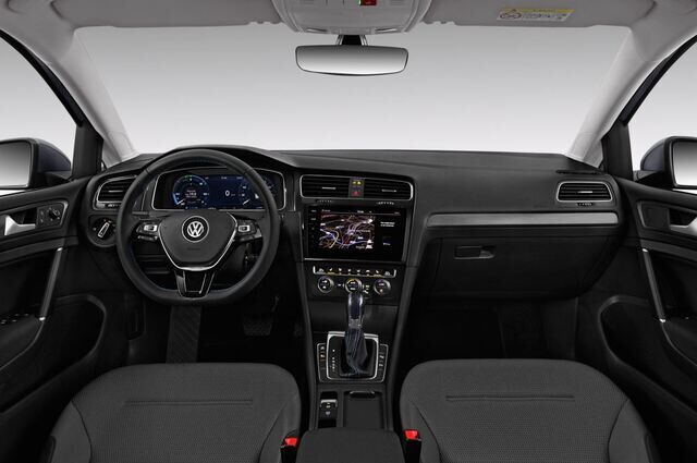 Volkswagen Golf (Baujahr 2017) e 5 Türen Cockpit und Innenraum