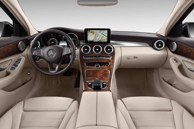 Mercedes C-Class (Baujahr 2015) Exclusive 4 Türen Cockpit und Innenraum