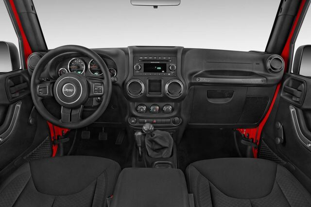 Jeep Wrangler Unlimited (Baujahr 2014) Sport 5 Türen Cockpit und Innenraum