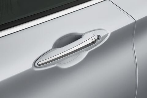 Infiniti Q60 (Baujahr 2017) Premium 2 Türen Türgriff