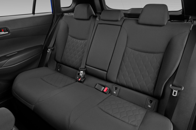 Toyota Corolla Cross (Baujahr 2023) Lounge 5 Türen Rücksitze