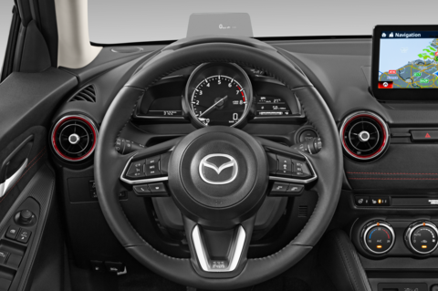Mazda Mazda2 (Baujahr 2023) Homura Aka 5 Türen Lenkrad