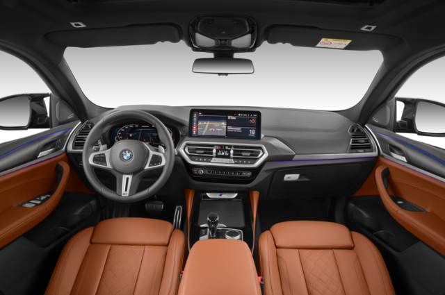 BMW X4 (Baujahr 2022) - 5 Türen Cockpit und Innenraum