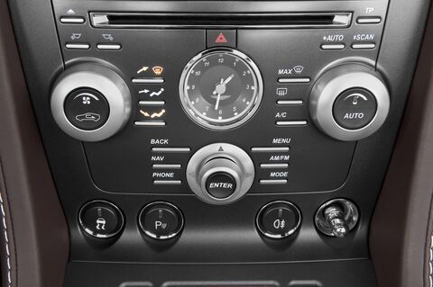 Aston Martin V8 Vantage (Baujahr 2010) - 2 Türen Radio und Infotainmentsystem