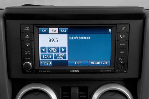 Jeep Wrangler (Baujahr 2010) Unlimited Sahara Auto 5 Türen Radio und Infotainmentsystem