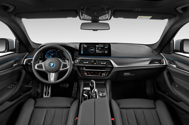 BMW 5 Series Touring Plug-in Hybride (Baujahr 2023) M-Sport 5 Türen Cockpit und Innenraum