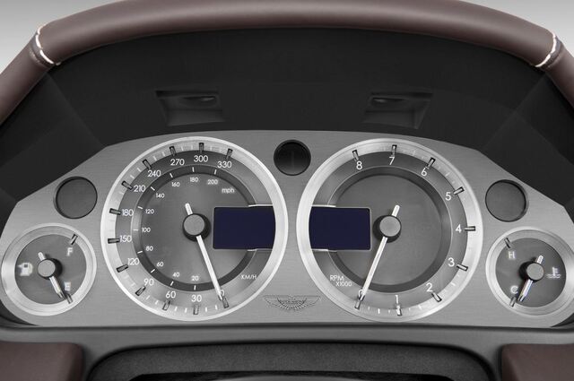 Aston Martin V8 Vantage (Baujahr 2010) - 2 Türen Tacho und Fahrerinstrumente