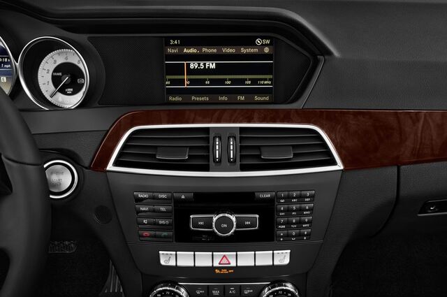 Mercedes C-Class (Baujahr 2011) Elegance 4 Türen Radio und Infotainmentsystem