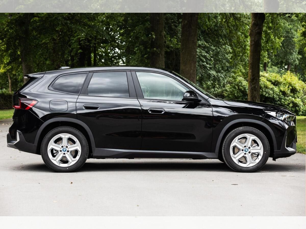 BMW iX1 xDrive30 •  ACC •  Kamera •  Massagesitze •  LED •