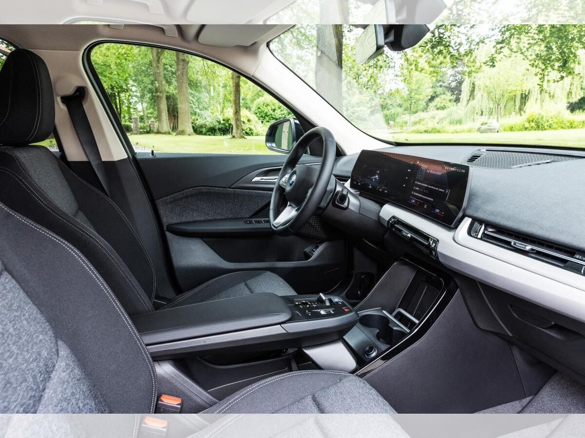 BMW iX1 xDrive30 •  ACC •  Kamera •  Massagesitze •  LED •