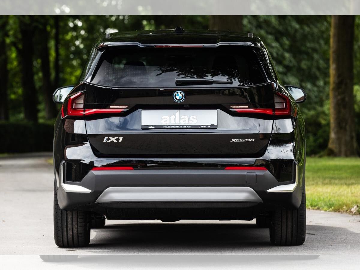 BMW iX1 xDrive30 •  ACC •  Kamera •  Massagesitze •  LED •