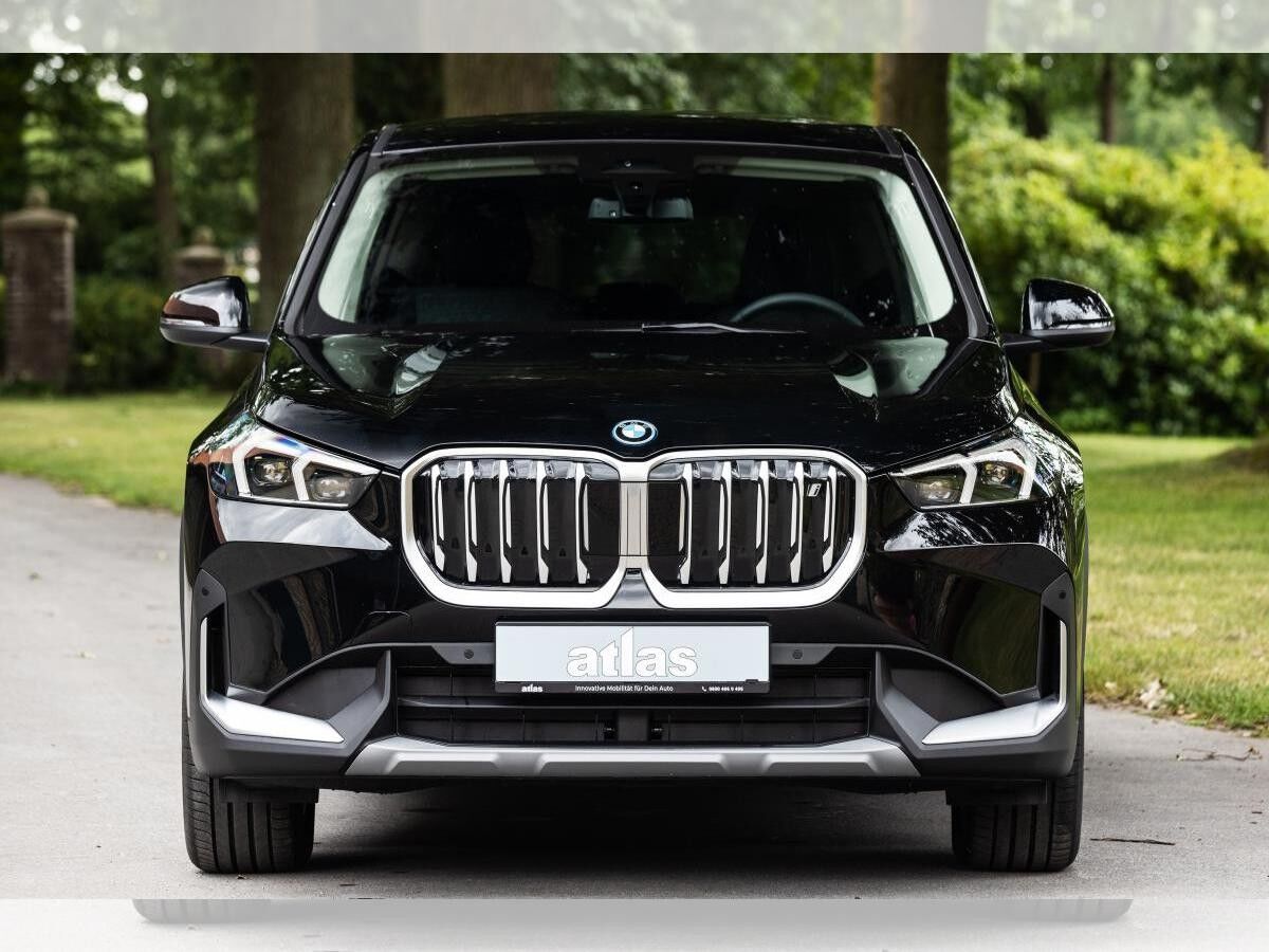 BMW iX1 xDrive30 •  ACC •  Kamera •  Massagesitze •  LED •