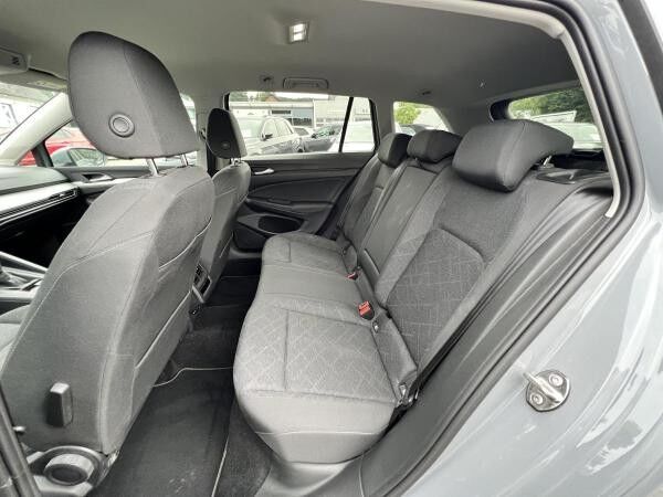 Volkswagen Golf VIII Life 1.5 TSI LED Navi AHK Climatronic Sitzheizung