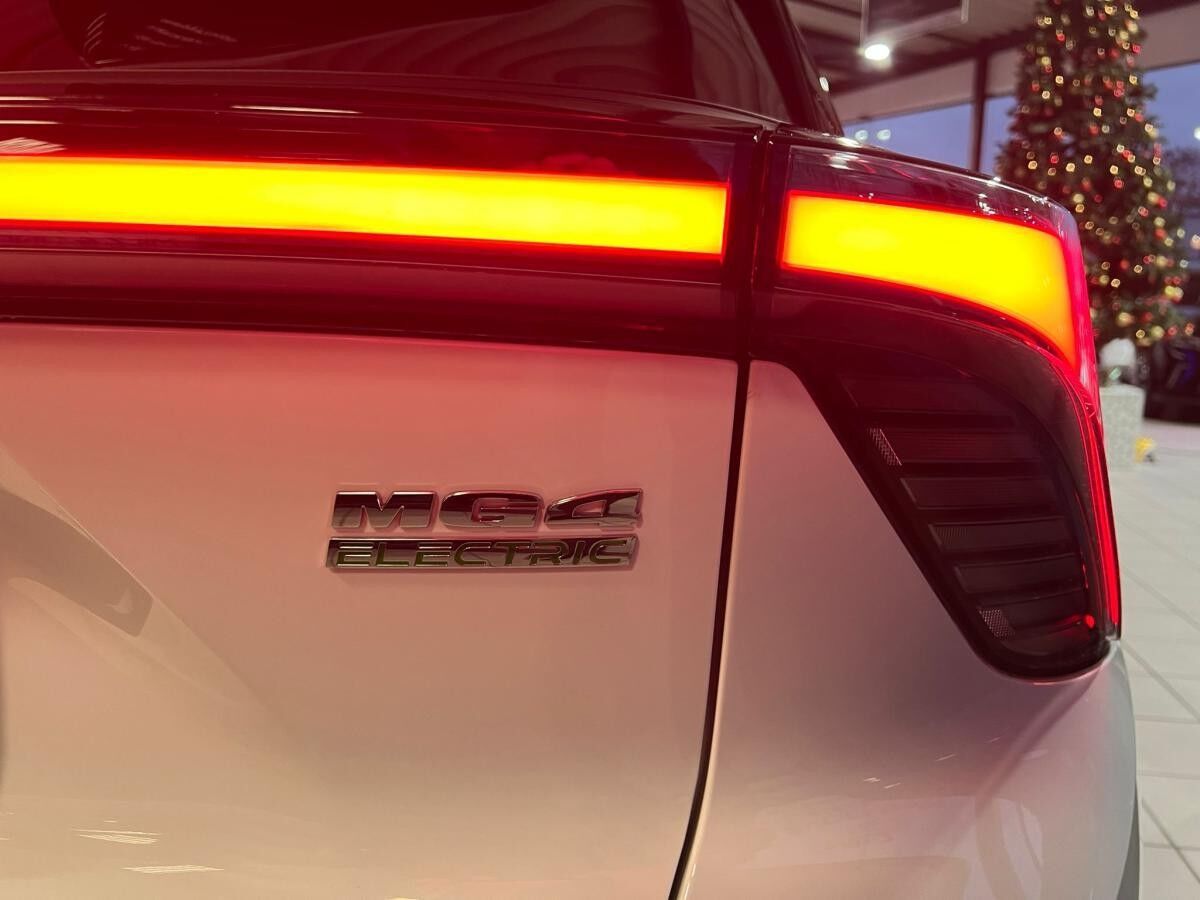 MG MG4 Luxury MG4 Electric 64 kWh Tageszulassung