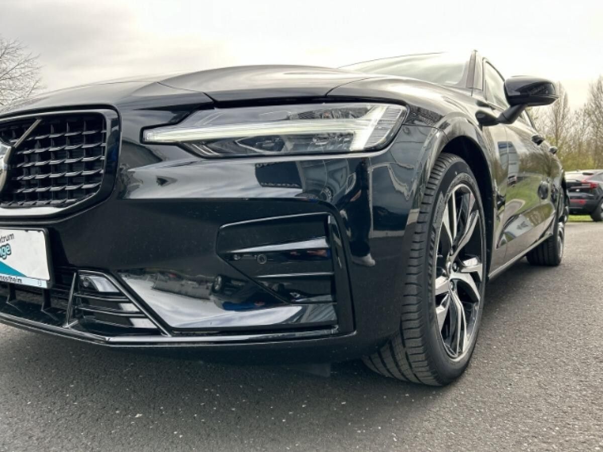 Volvo V60 B4 Diesel Plus Dark Kombi *Vorführfahrzeug, sofort verfügbar!*