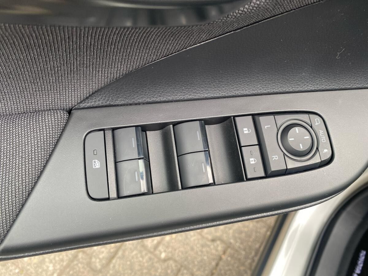 Toyota C-HR - 2.0 l Plugin 4x2 Teamplayer CVT RFK+SHZ