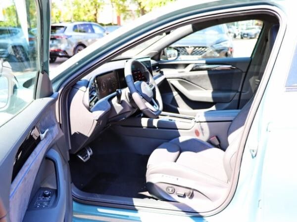 Volkswagen Passat R-Line 2,0 l 4M DSG/LEDER/NAVI PRO MAX/AHK/HARMAN KARDON