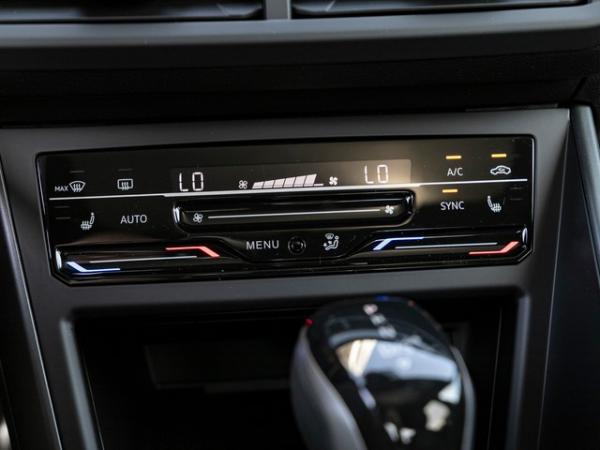 Volkswagen Taigo 1.5 TSI DSG R-Line NAVI-BEATS-AUDIO-KAMERA-AHK-PANO