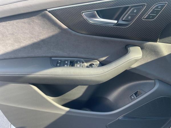 Audi RS Q8 SUV tiptr. HUD RS Sportabga. Fahrwerkspaket advanced