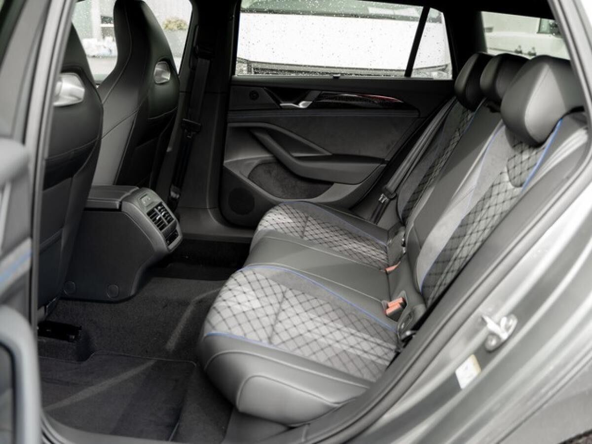 Volkswagen Passat Variant R-LINE 1.5 TSI eHybrid 6-Gang DSG NAVI-LM19-BLACK STYLE-AHL-WKR