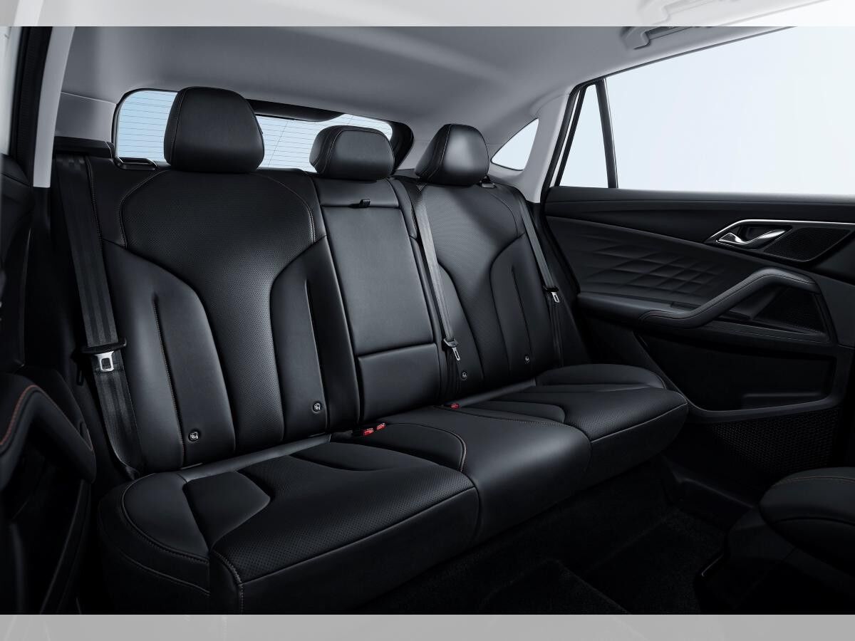 MG HS 1.5 AT Luxury in Pearl White