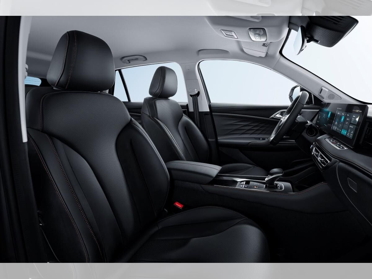 MG HS 1.5 AT Luxury in Pearl White