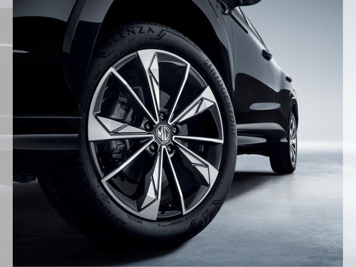 MG HS 1.5 AT Luxury in Pearl White