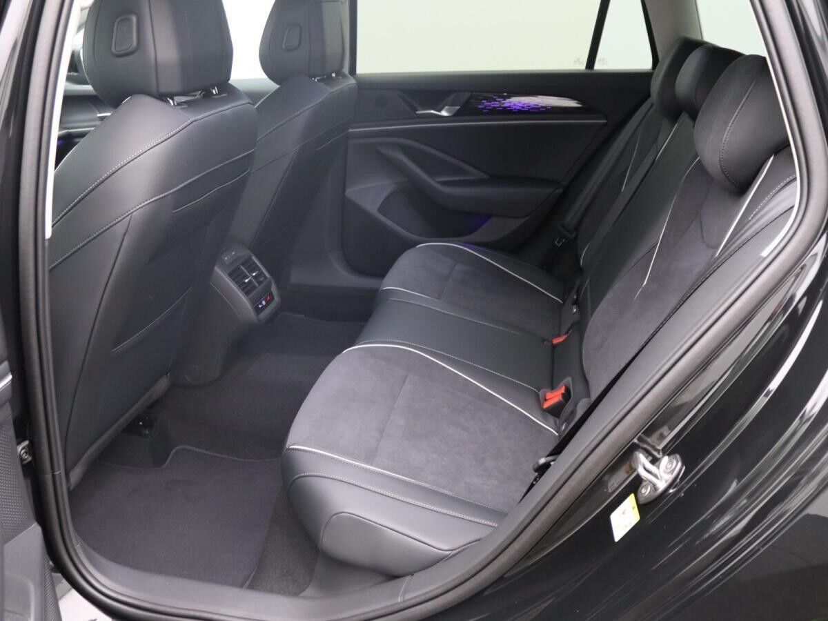 Volkswagen Passat Variant Business 2.0 TDI DSG / Navi, LED