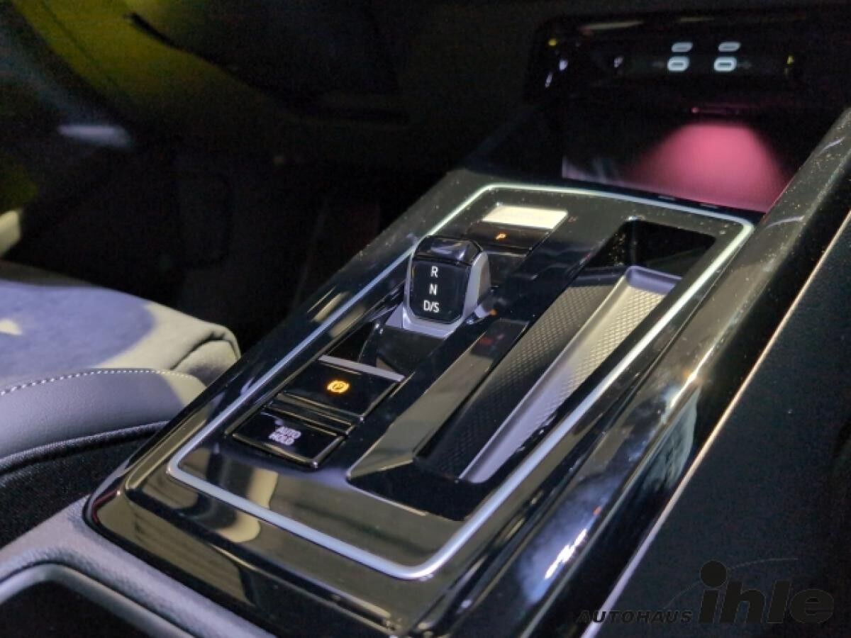 Volkswagen Golf VIII 2,0 TDI DSG Style AHK+18''+HEADUPDISPLAY