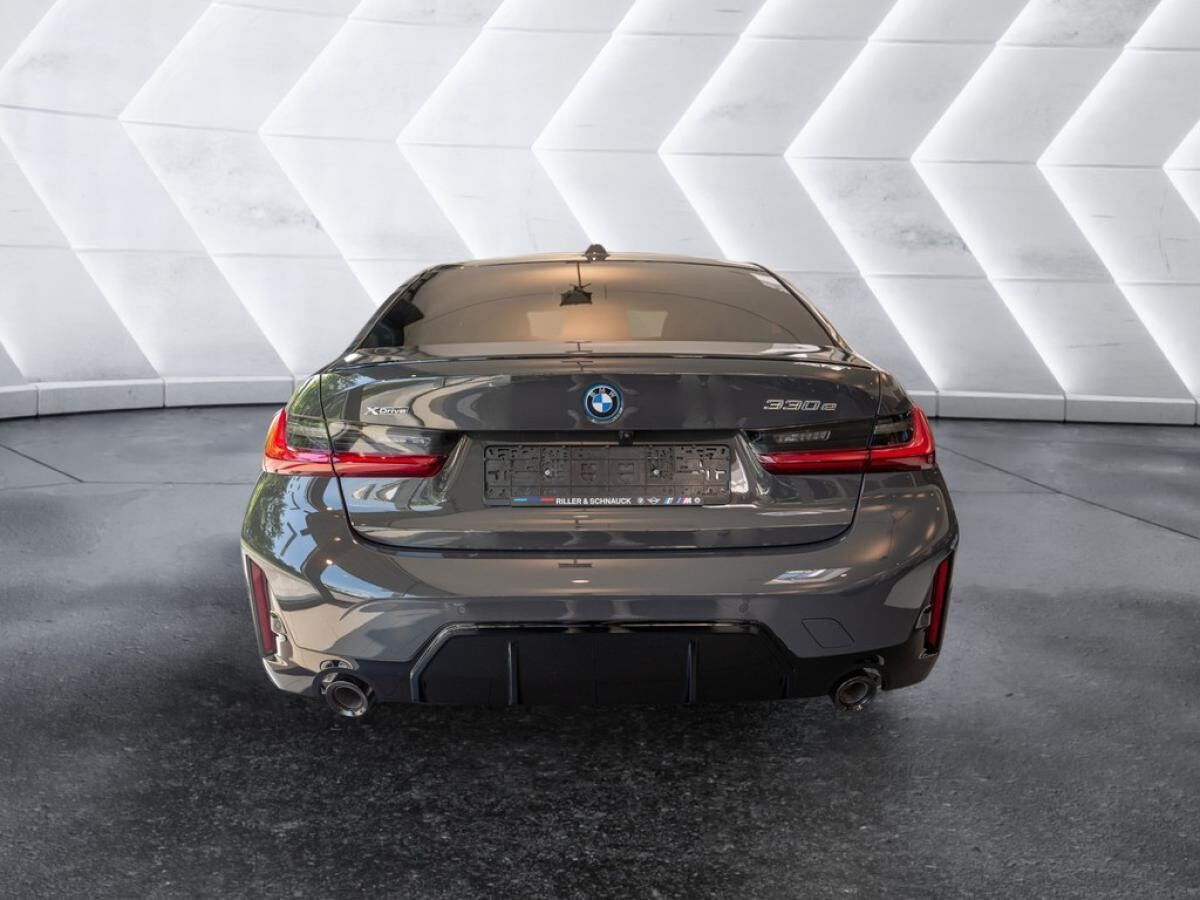 BMW 330 e xDrive Limousine BMW 330 e xDrive Limousine