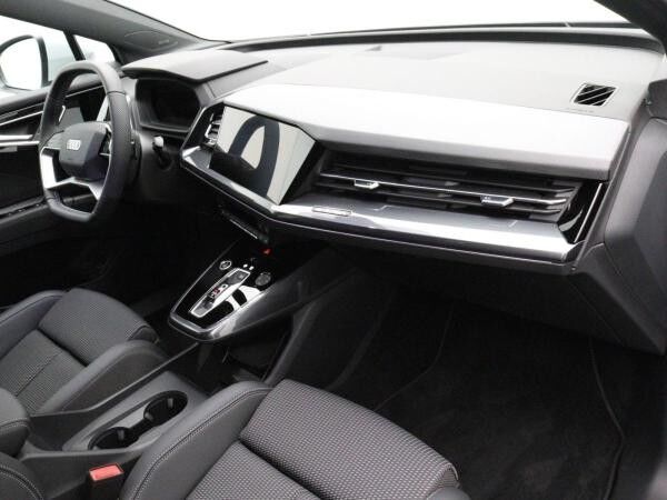 Audi Q4 e-tron S-Line 45 quattro / Matrix, Pano, AHK