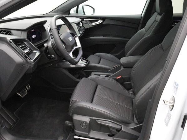 Audi Q4 e-tron S-Line 45 quattro / Matrix, Pano, AHK