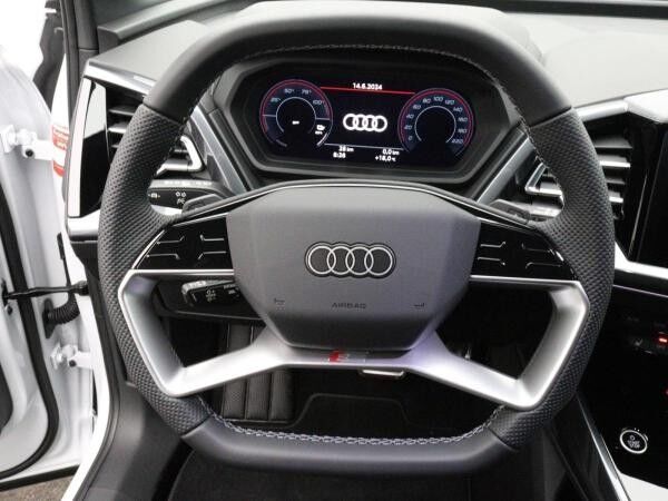 Audi Q4 e-tron S-Line 45 quattro / Matrix, Pano, AHK