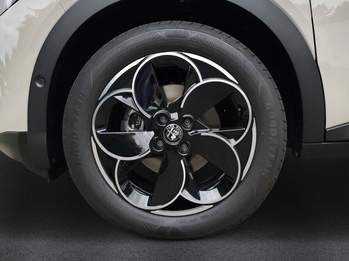 Alfa Romeo Junior Elettrica Speciale 156PS Keyless Navi LED Tempoat **NUR FÜR GEWERBE**