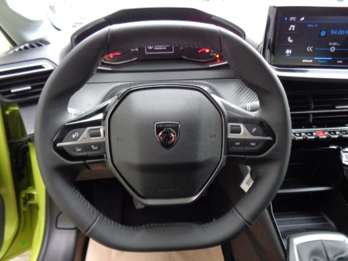 Peugeot 208 PureTech 100 Style Klima, PDC, Tempomat