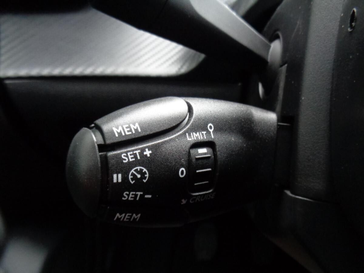 Peugeot 208 PureTech 100 Style Klima, PDC, Tempomat