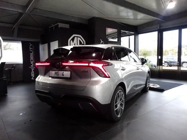 MG MG4 Luxury (64 kWh) MY24 Privat
