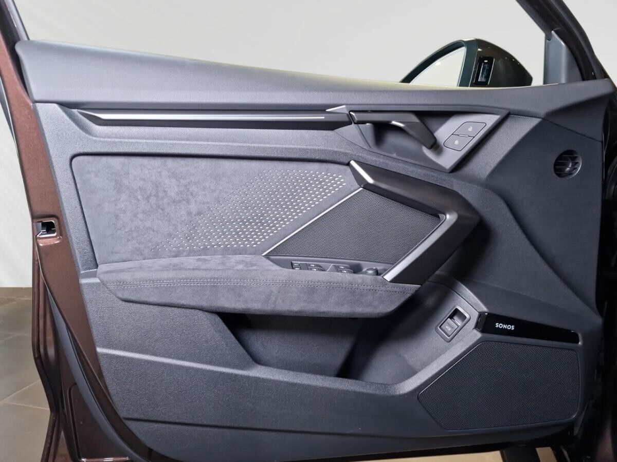 Audi RS3 Limousine *MACADAMIA METALLIC*SPORTABGAS*SCHALEN*PANO*VMAX280*SONOS*