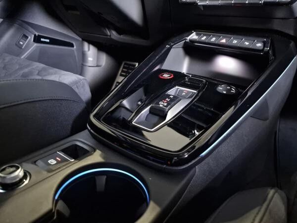 Audi RS3 Limousine *MACADAMIA METALLIC*SPORTABGAS*SCHALEN*PANO*VMAX280*SONOS*