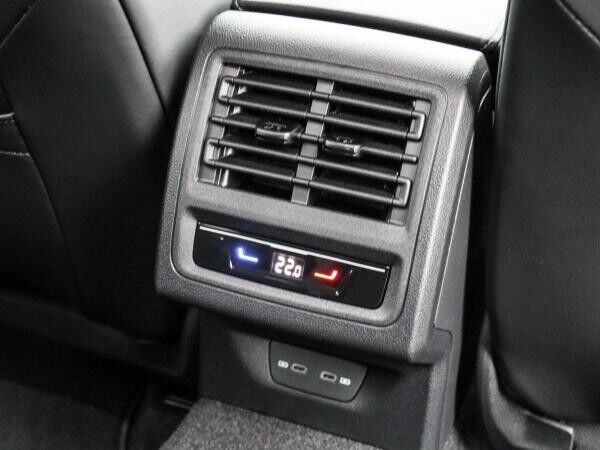 Volkswagen Golf Variant R-Line 1.5 eTSI DSG Kamera Keyless LED Navi ACC