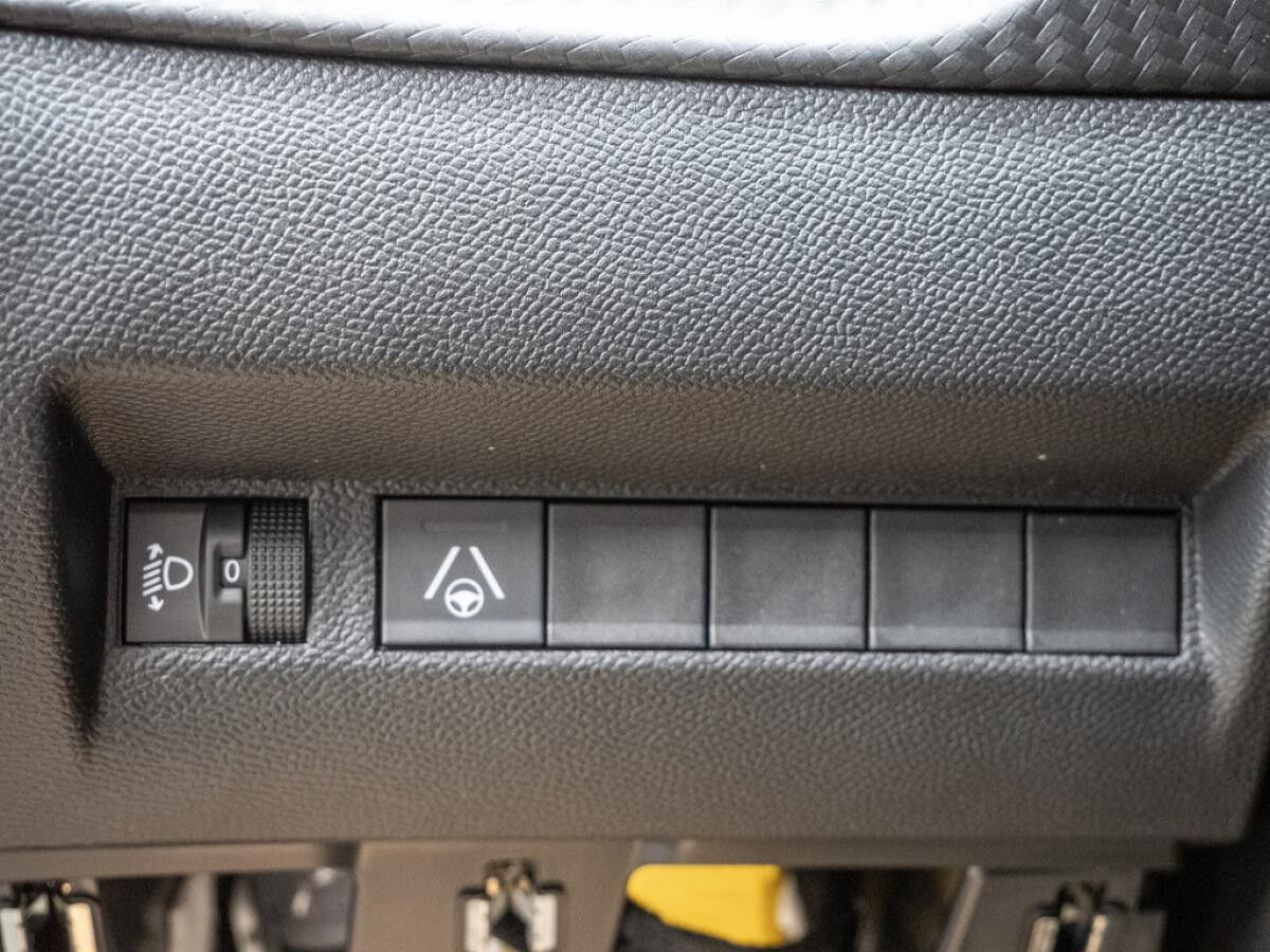 Peugeot 2008 1.2 Hybrid 145 Allure *LAGERABVERKAUF*