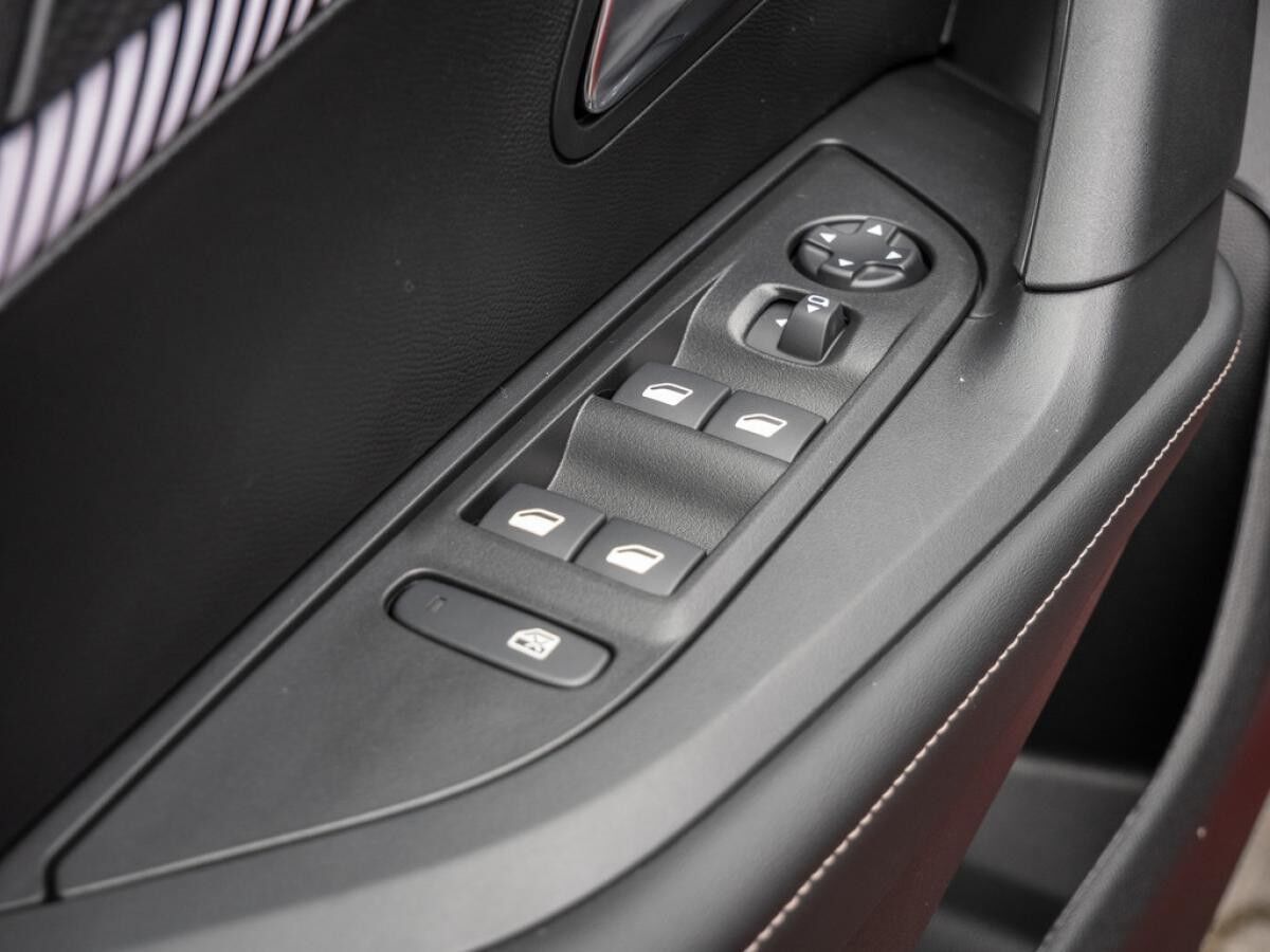 Peugeot 2008 1.2 Hybrid 145 Allure *LAGERABVERKAUF*