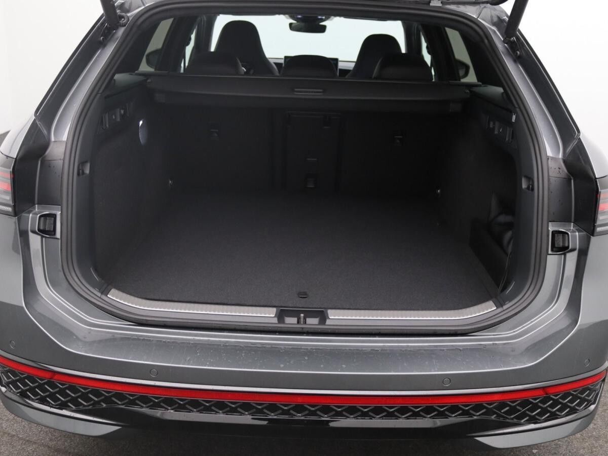 Volkswagen Passat Variant R-Line 1.5 eHybrid / Pano, AHK Volkswagen Passat Variant R-Line 1.5 eHybrid / Pano, AHK