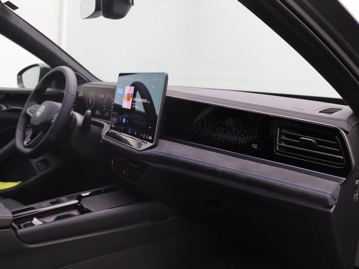 Volkswagen Passat Variant R-Line 1.5 eHybrid / Pano, AHK Volkswagen Passat Variant R-Line 1.5 eHybrid / Pano, AHK