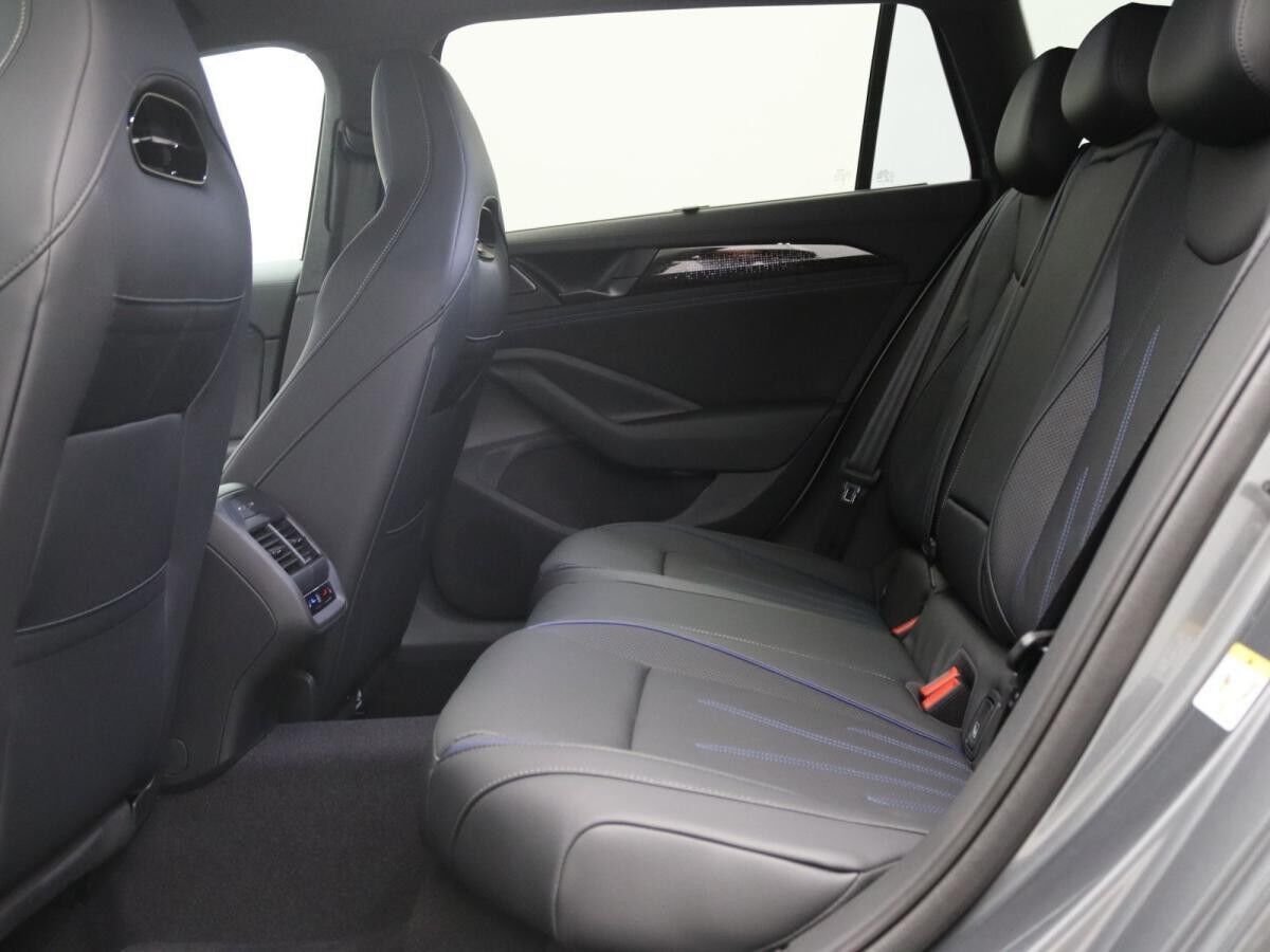 Volkswagen Passat Variant R-Line 1.5 eHybrid / Pano, AHK