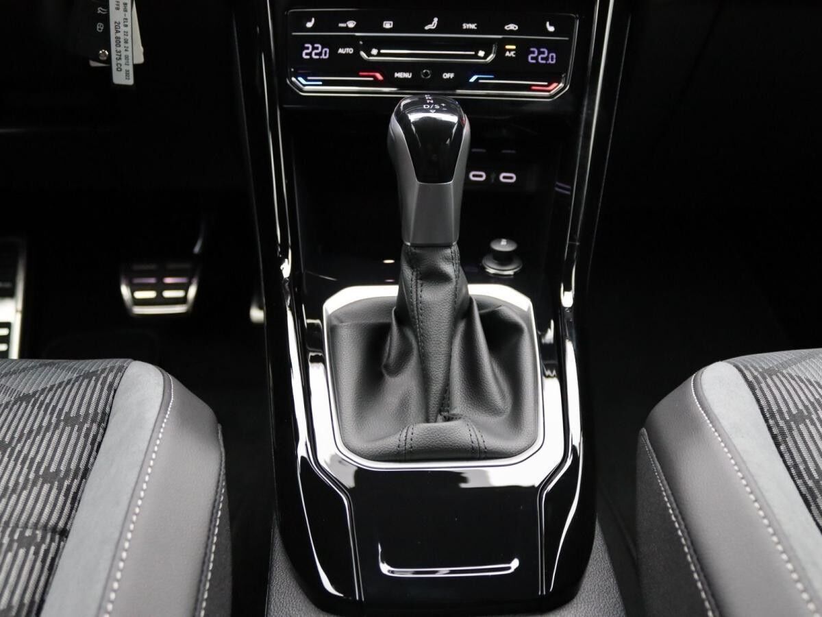 Volkswagen T-Roc R-Line 1.5 TSI DSG / Navi, AHK, LED+, RFK